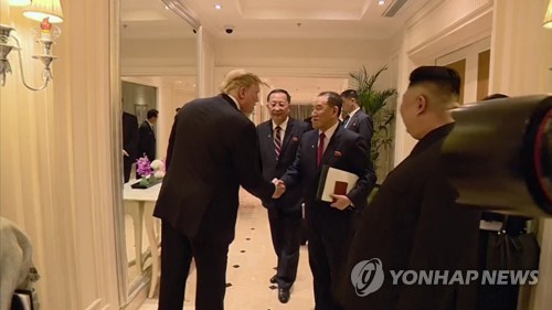 정상회담 결렬 후 김영철·리용호에 악수 건네는 트럼프