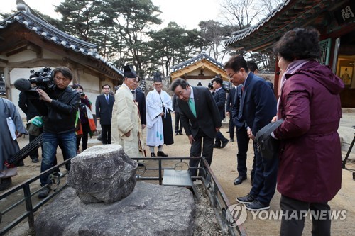 소수서원 일영대 살피는 이 총리