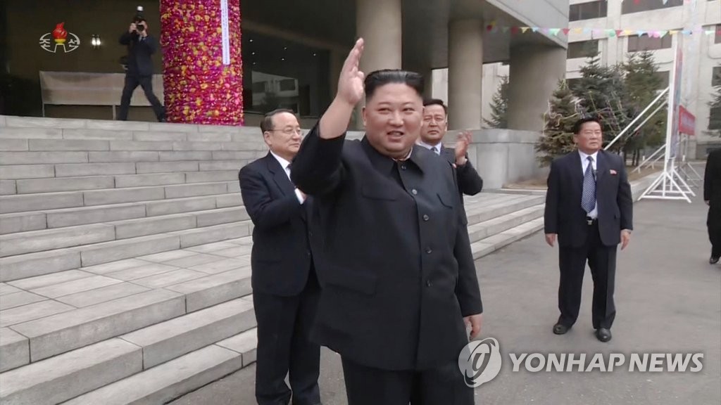 환호하는 김책공대 교직원학생들에 손을 흔드는 김정은