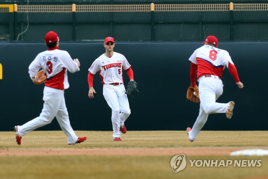 In this file photo from March 12, 2019, Jeremy Hazelbaker of the Kia Tigers (C) is in action in center field against the SK Wyverns during the bottom of the sixth inning of a Korea Baseball Organization regular season game at Gwangju-Kia Champions Field in Gwangju, 330 kilometers south of Seoul. (Yonhap)