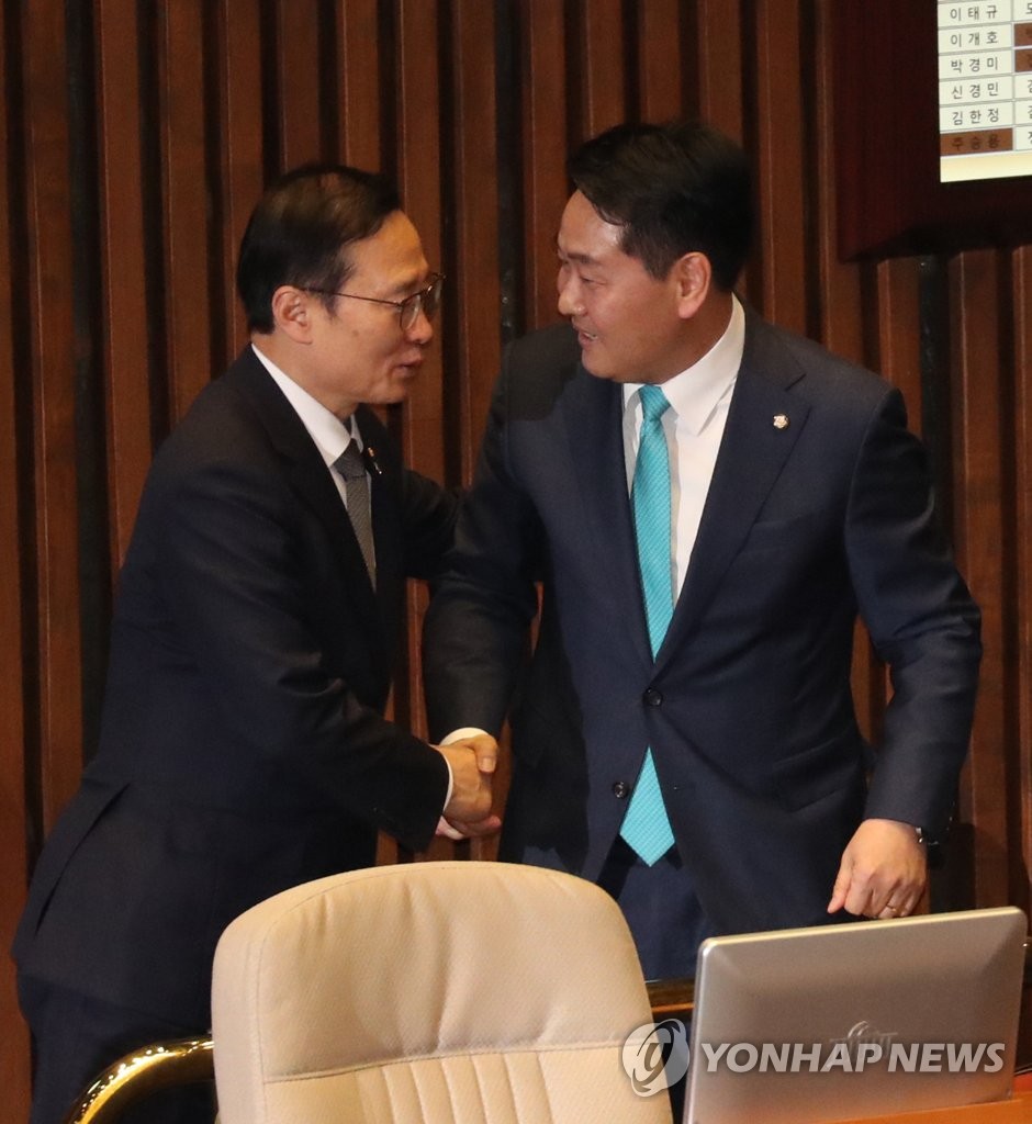 악수하는 홍영표-김관영