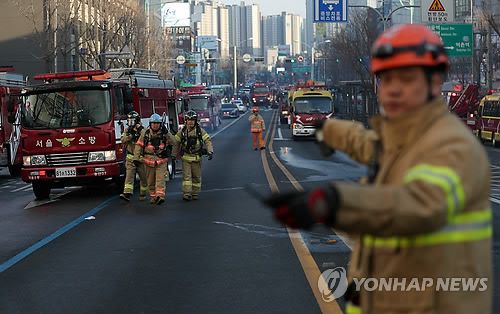 교통 통제하는 소방대원들