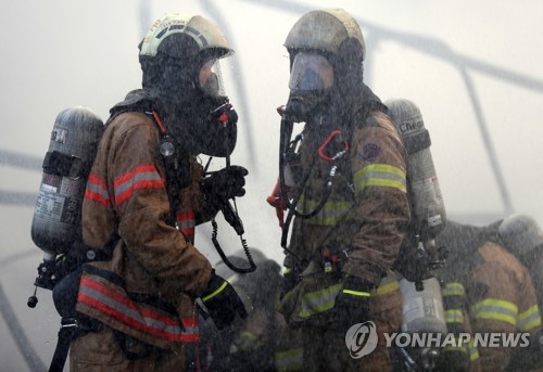 빗물 같은 방화수 아래서