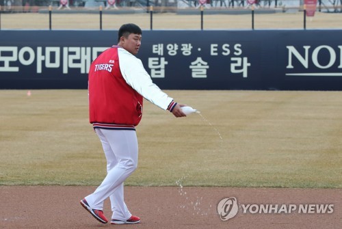 2루에 막걸리 뿌리는 안치홍