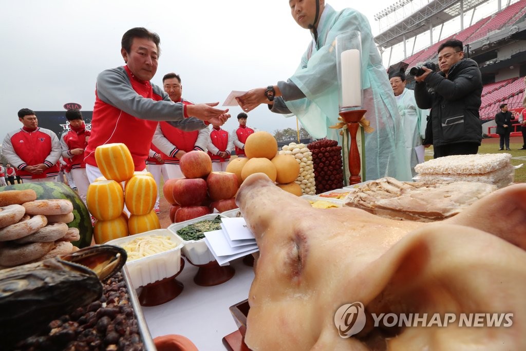 무사안녕 기원하는 김기태 감독