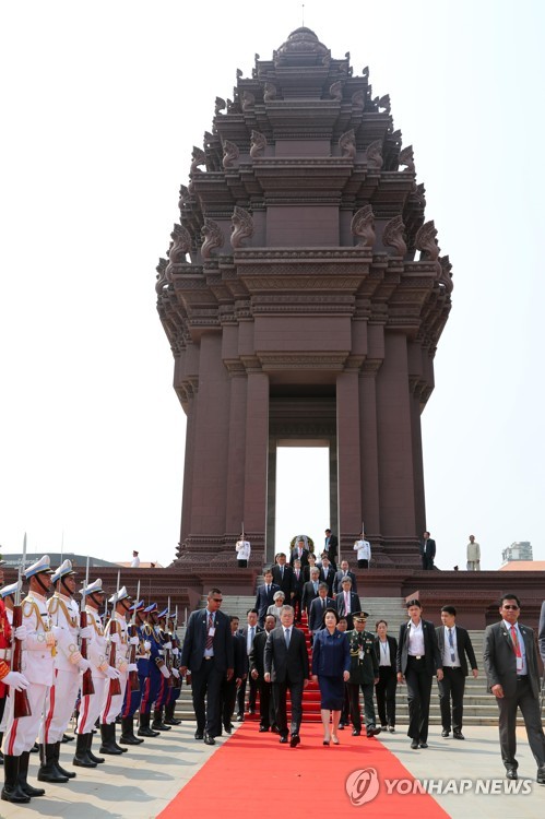 moon visits cambodia's independence monument