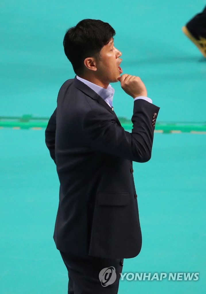 경기 지켜보는 김종민 감독