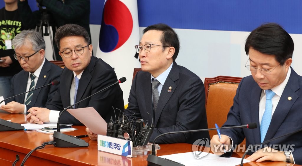 발언하는 홍영표 원내대표