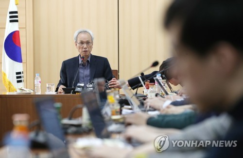 답변하는 문성현 경사노위 위원장