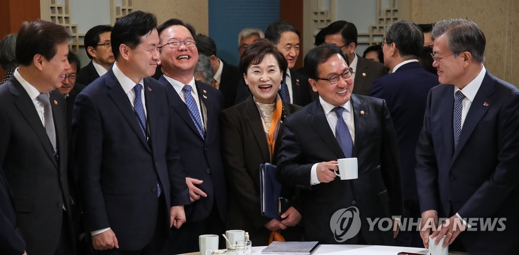 문 대통령, 내각 1기 장관들과 마지막 국무회의