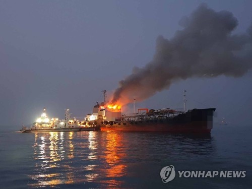 검은 연기 내뿜는 선박
