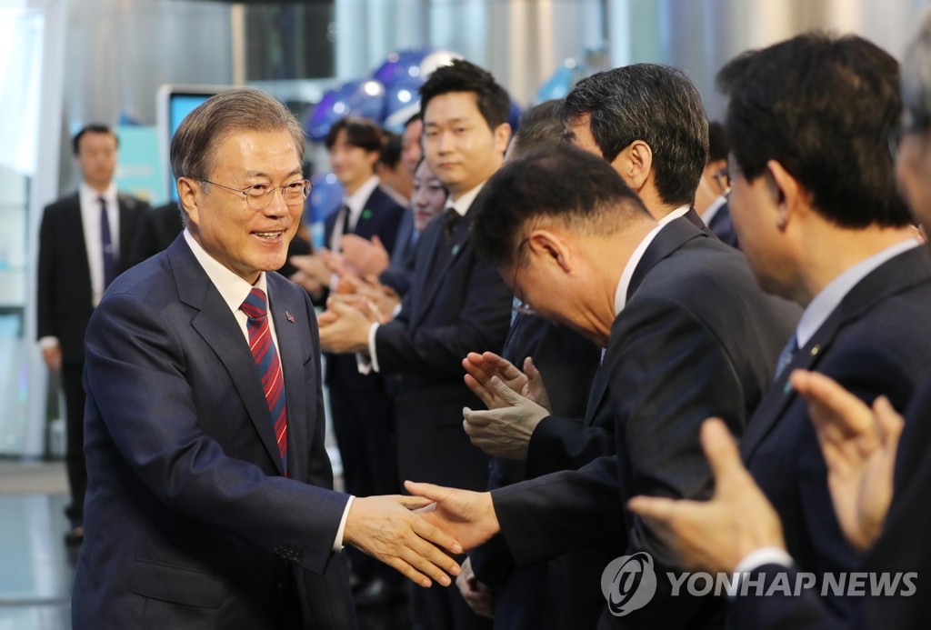 '혁신금융' 비전 선포식 입장하는 문 대통령