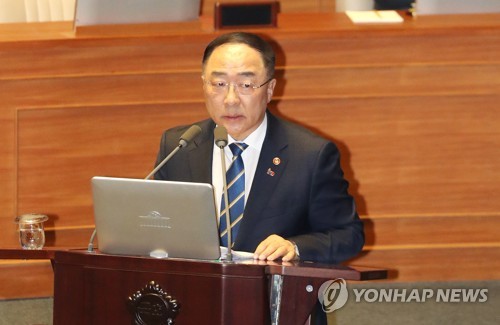 질문에 답변하는 홍남기 부총리 겸 기획재정부 장관