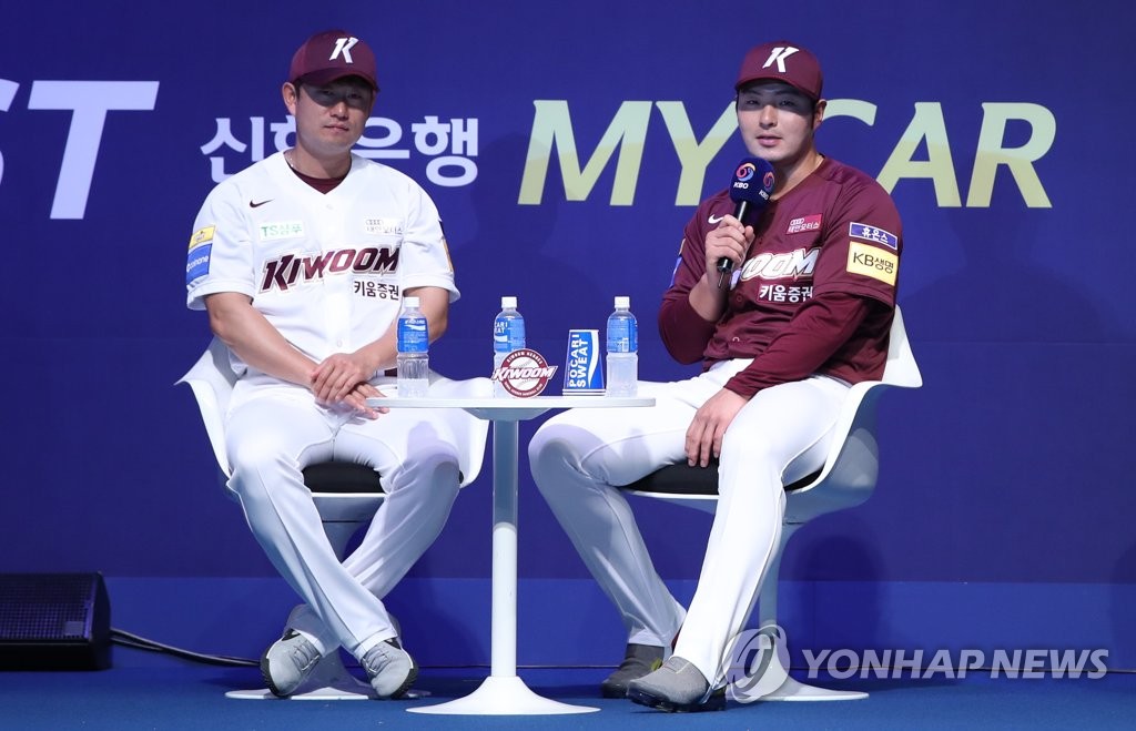 Park Byung-ho of the Kiwoom Heroes (R) speaks during the Korea Baseball Organization media day in Seoul on March 21, 2019. (Yonhap)