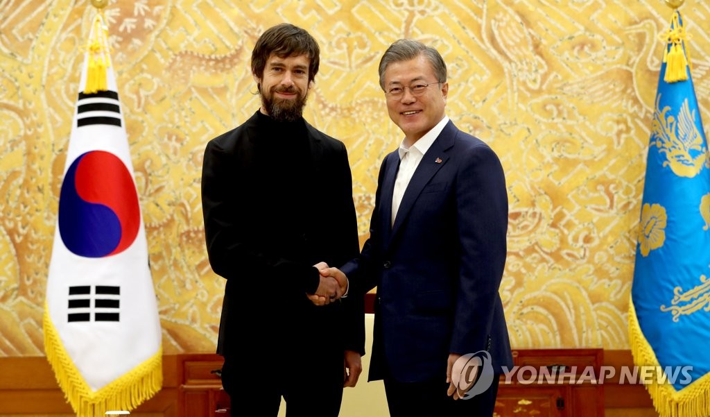 South Korean President Moon Jae-in (R) shakes hands with Jack Dorsey, co-founder and chief executive officer of Twitter, before holding a meeting at his office Cheong Wa Dae in Seoul on March 21, 2019. (Yonhap)