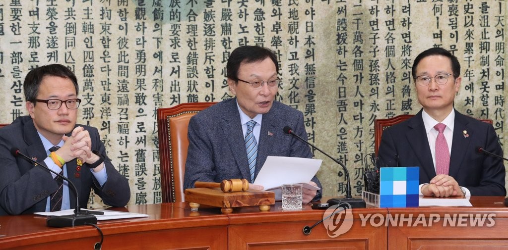 발언하는 이해찬 대표