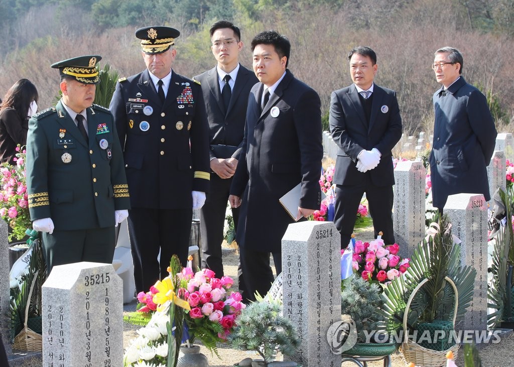 천안함 묘역 참배하는 에이브럼스 주한미군 사령관