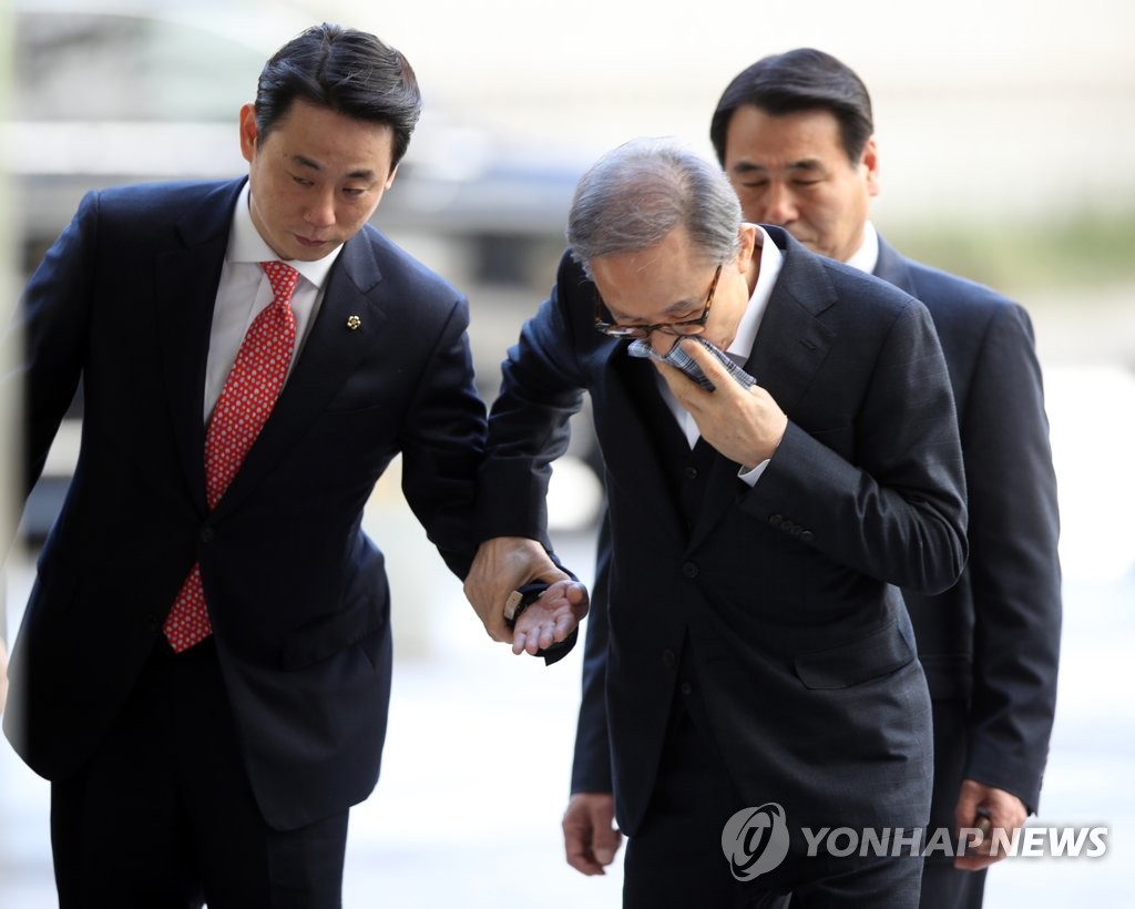 법정 향하며 휘청이는 MB