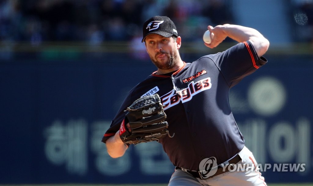 역투하는 한화 선발 채드벨