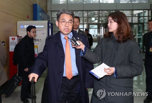 출경하며 취재진에 답하는 김창수 사무처장
