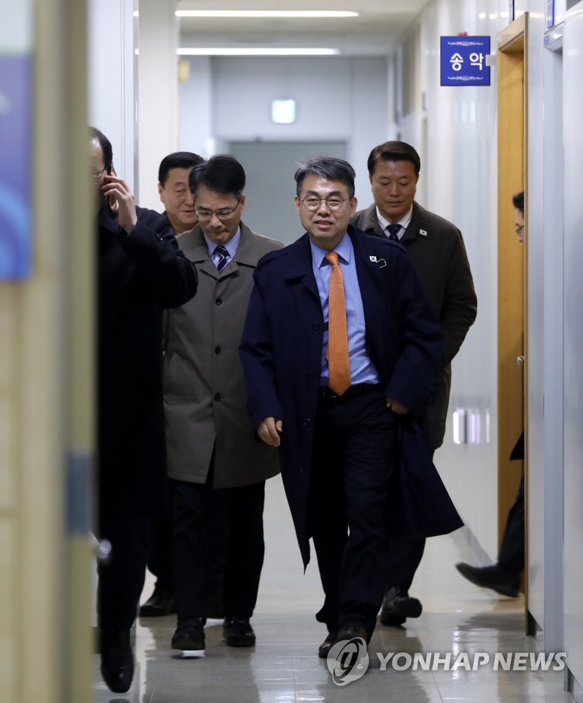 접견실에서 나오는 남북공동연락사무소 관계자