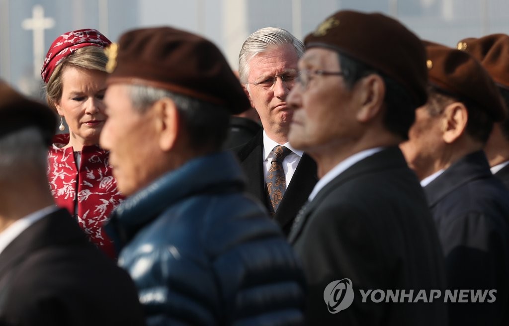 참전용사 바라보는 벨기에 국왕 내외