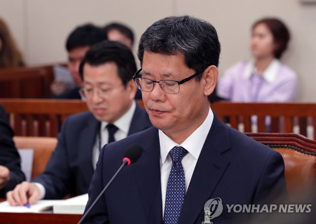 인사청문회에서 질문 듣는 김연철 후보자
