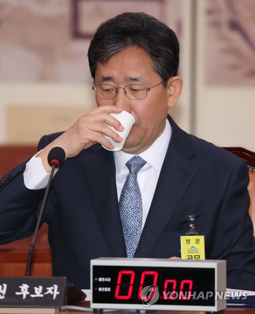 물 마시는 박양우 후보자
