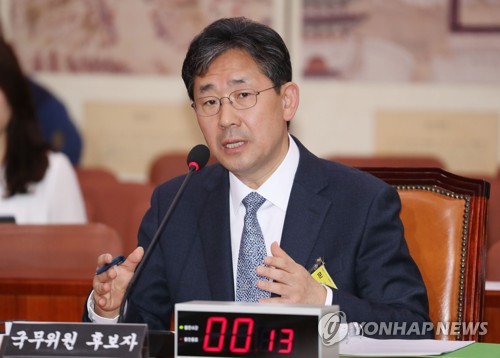 질문에 답하는 박양우 후보자