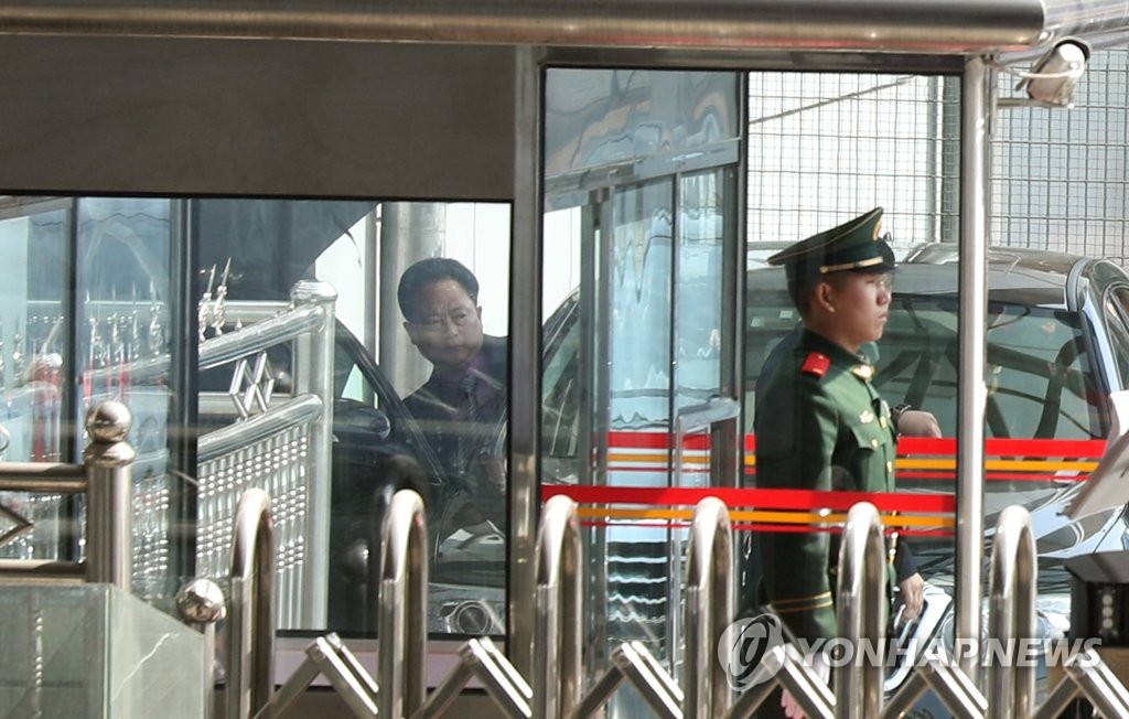 베이징공항 귀빈실로 나오는 북한 고위급 인사