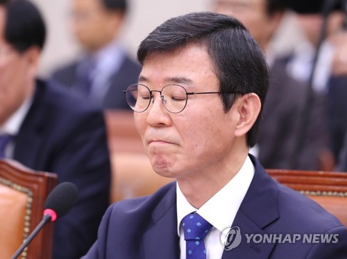 눈 감은 문성혁 해수부 장관 후보자