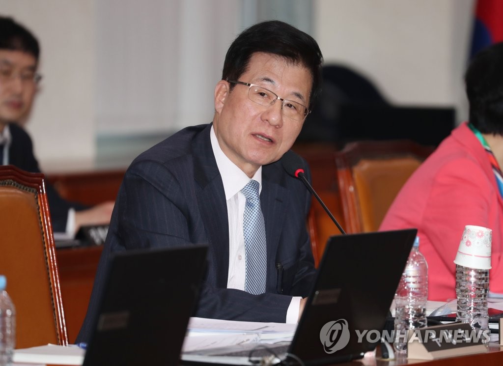 인사청문회에서 질문하는 신경민 의원