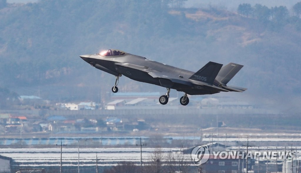 In this file photo, taken March 29, 2019, a U.S. F-35A stealth fighter jet arrives at an air base in Cheongju, 140 kilometers southeast of Seoul. It is one of a pair of the jets that South Korea received on the day, part of the 40 that South Korea agreed to buy in a 2014 contract. (Yonhap)
