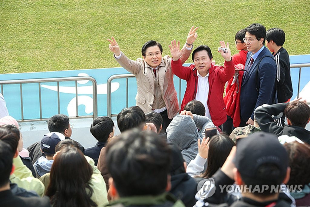 경기장 안에까지 들어간 황교안 대표