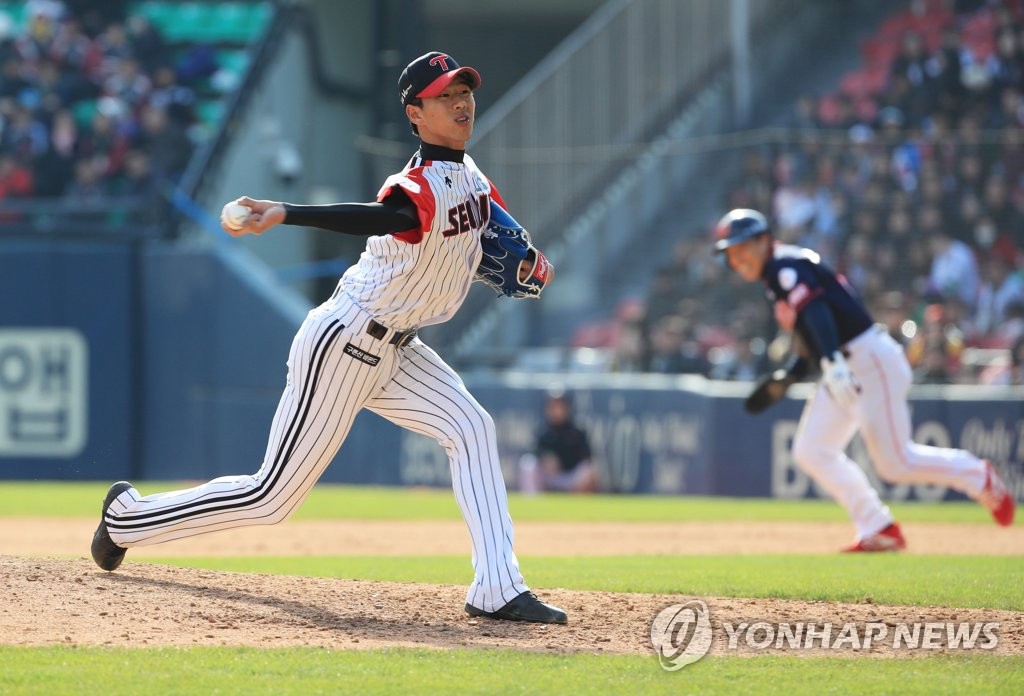 In this file photo from March 31, 2019, Jung Woo-young of the LG Twins throws a pitch against the Lotte Giants in the top of the seventh inning of a Korea Baseball Organization regular season game at Jamsil Stadium in Seoul. (Yonhap)