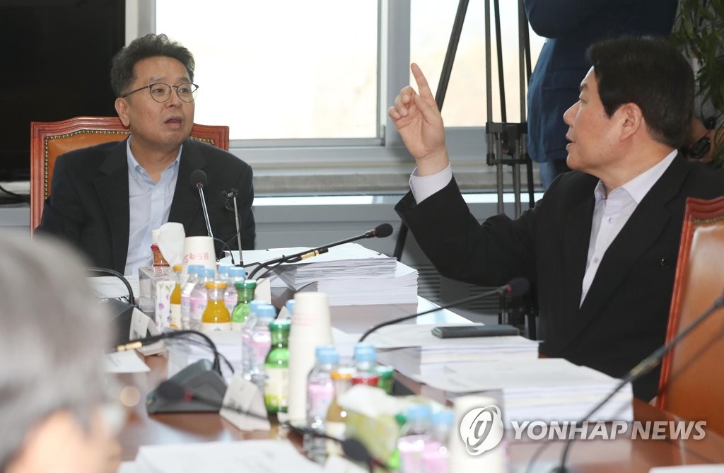 얘기하는 이철희 소위 위원장과 정양석