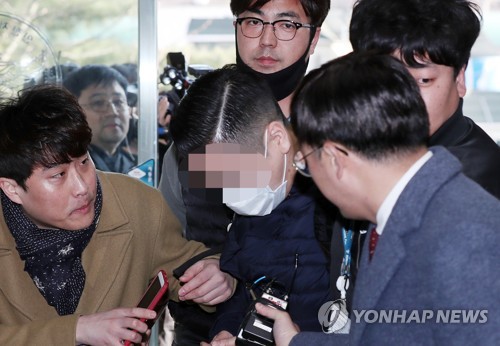 압송되는 SK그룹 창업자 손자 최모씨