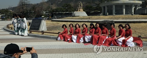 꽃샘추위지만 기념촬영을 위해