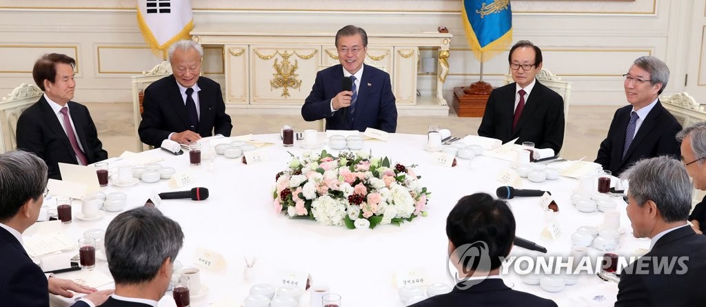 President Moon Jae-in (C) hosts a luncheon meeting with former government officials and economic experts at the presidential office Cheong Wa Dae in Seoul in this file photo from April 3, 2019. (Yonhap)