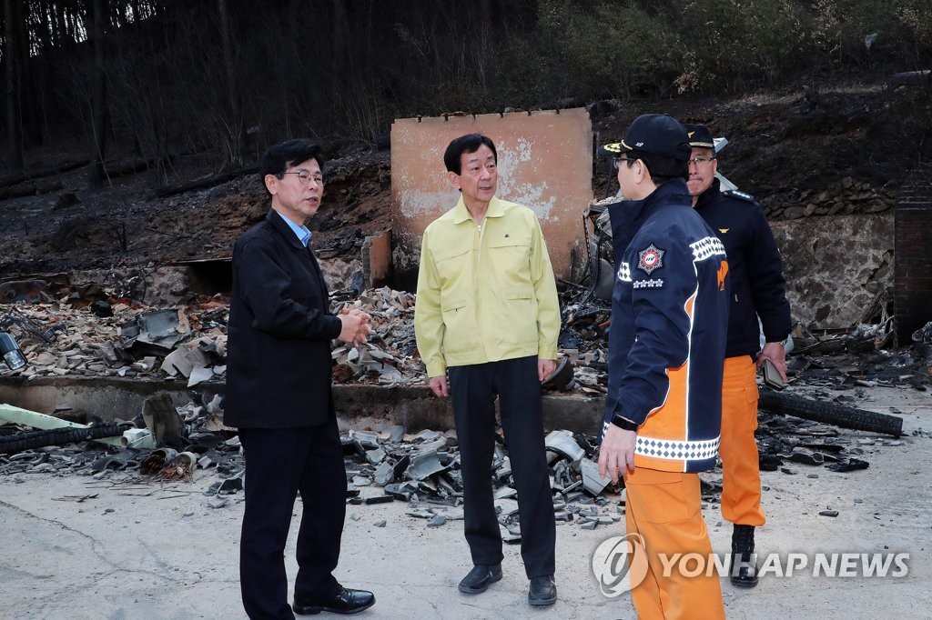 산불 피해현장 살피는 진영 장관