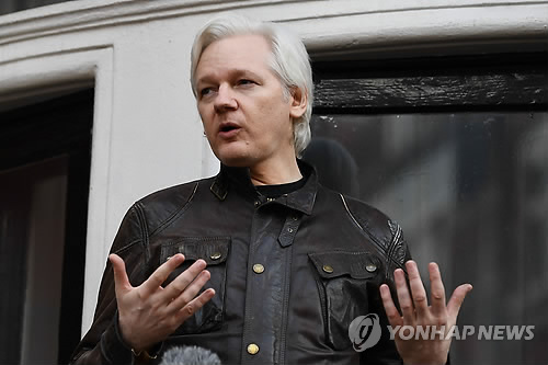 (런던 AFP=연합뉴스) 폭로 전문 사이트 '위키리크스'(Wikileaks)의 설립자인 줄리안 어산지가 2017년 5월 런던의 에콰도르 대사관 발코니 나와 발언하는 모습.
