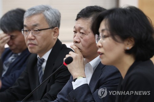 브리핑 듣는 박수근 위원장