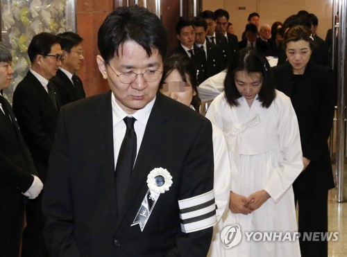 운구차로 향하는 유가족들