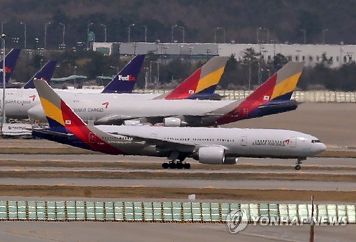 인천국제공항에 착륙하는 아시아나항공 여객기