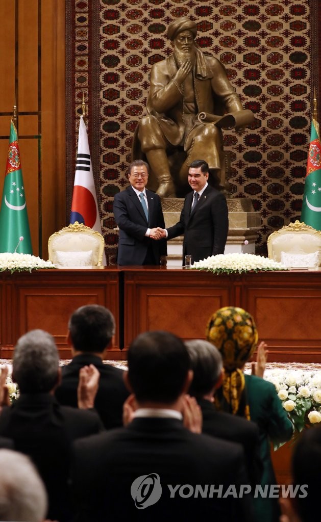 공동기자회견 마친 한-투르크메니스탄 대통령