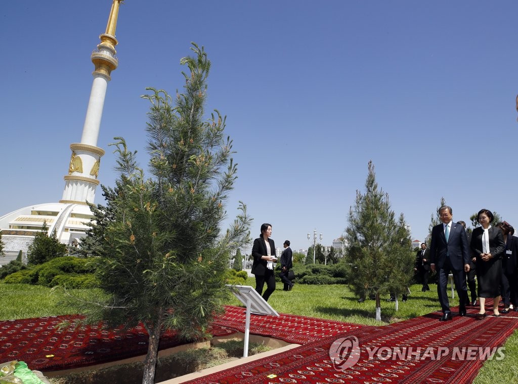 문 대통령, 투르크메니스탄 국립독립공원에 기념식수