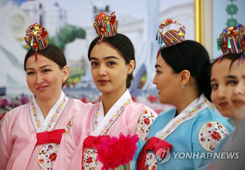'부채춤' 선보이기 위해 한복 입은 투르크메니스탄 학생들