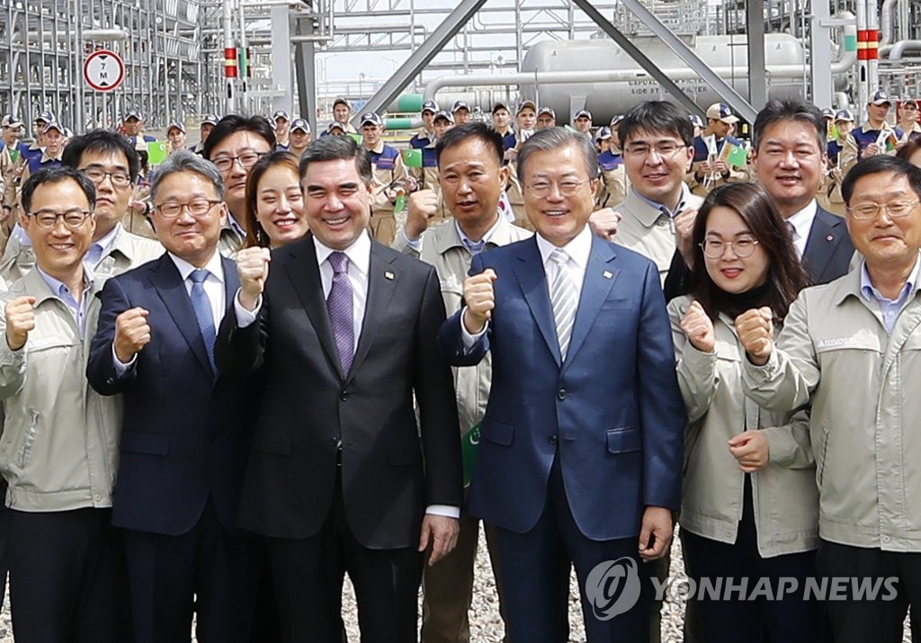 Moon visita la primera fábrica petroquímica de Turkenistán Moon visita la primera fábrica petroquímica de Turkenistán