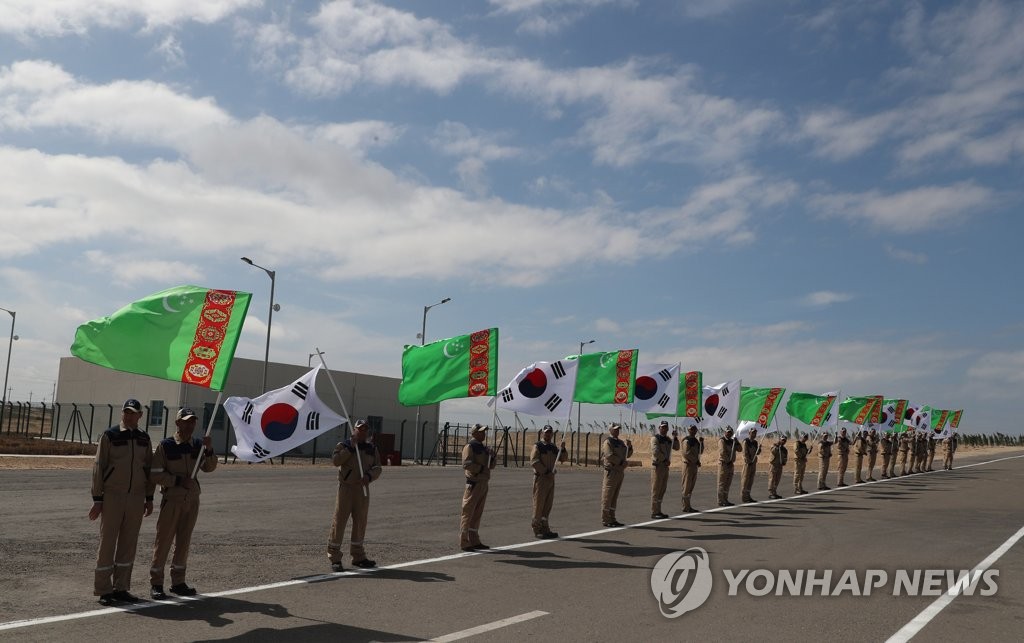 문 대통령 환영하는 키얀리 가스화학플랜트 직원들