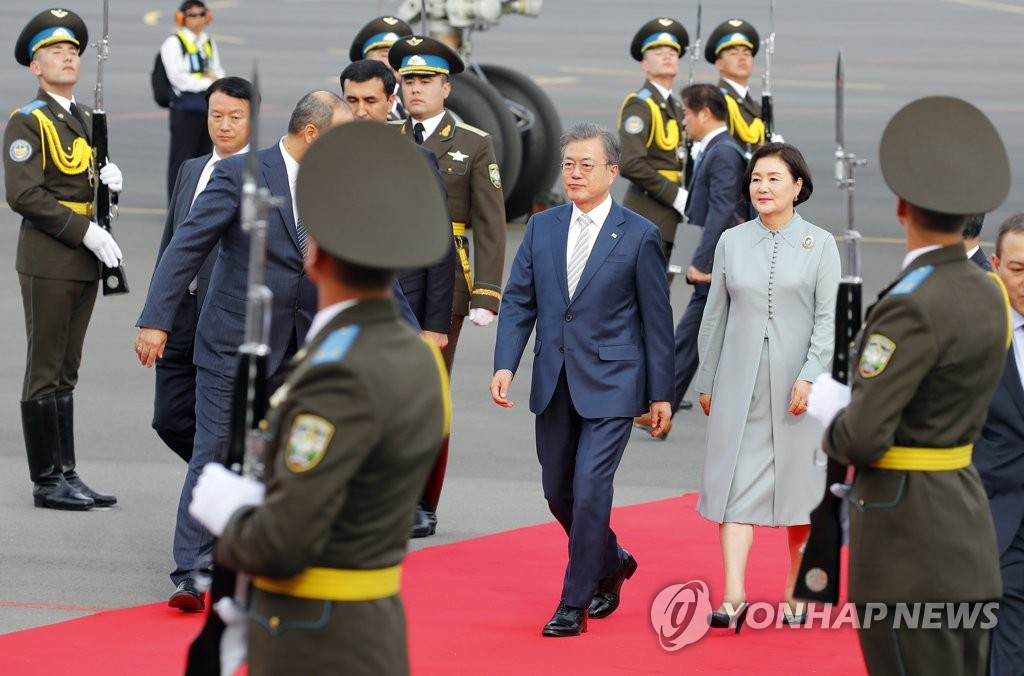 우즈베키스탄 도착, 의장대 사열하는 문 대통령
